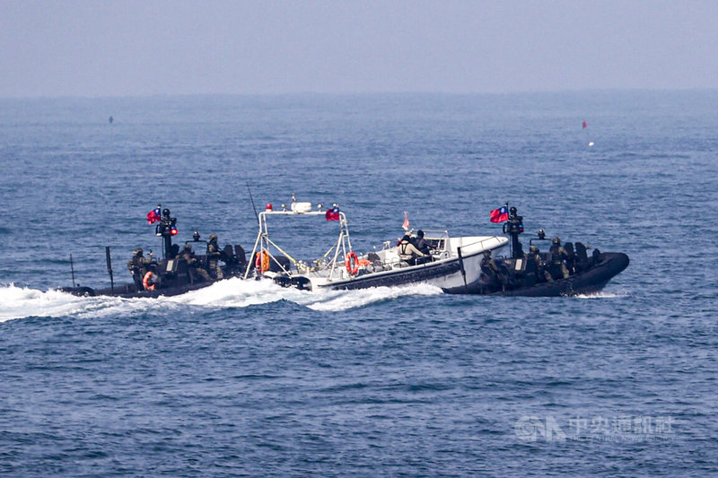 海軍操演初期模擬不明機漁船在周邊海域徘徊，兩棲偵搜大隊運用M109突擊艇操作SBI攔截戰術實施驅離。中央社記者鄭清元攝　115年1月29日