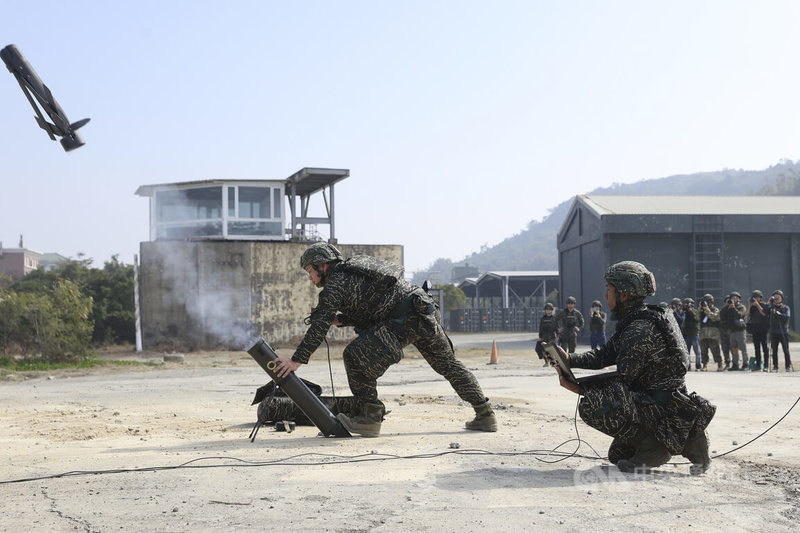 勁蜂1型攻擊型無人機首度公開實彈發射，其中1架無人機發射後直接墜入沙灘，之後再補射1架無人機。圖為再次射出的無人機。中央社記者鄭清元攝　115年1月29日