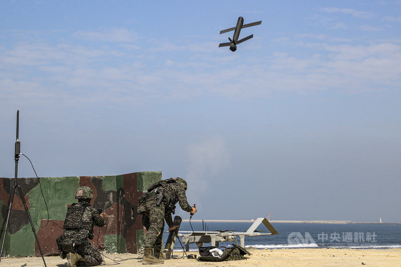 海軍29日執行春節加強戰備操演，以海域及戰場覺知為主軸，執行「近岸防域作戰協力濱海打擊」科目，勁蜂1型攻擊型無人機首度公開實彈發射。中央社記者鄭清元攝　115年1月29日