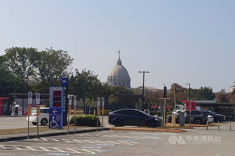 奇美博物館特展「埃及之王：法老」29日開展，人潮雖多，但非假日，停車場進出動線及周邊道路交通維持順暢。中央社記者楊思瑞攝　115年1月29日