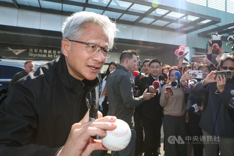輝達執行長黃仁勳（前左）29日抵達台灣，此行預計參加輝達台灣尾牙。圖為黃仁勳親切地為現場守候的粉絲簽名。中央社記者吳家昇攝　115年1月29日
