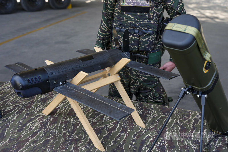 現場展示出勁蜂1型攻擊型無人機，呈現出筒射起飛不回收的特性。中央社記者鄭清元攝　115年1月29日