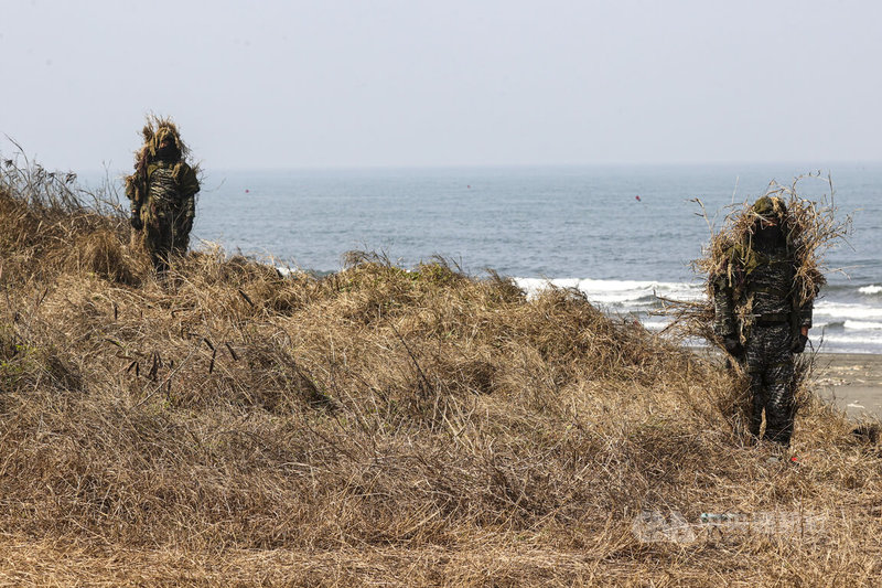 海軍執行精準灘岸狙擊暨灘岸阻絕科目時，埋伏在沙灘上的狙擊手從偽裝地點站起供在場國內外記者拍攝。中央社記者鄭清元攝　115年1月29日