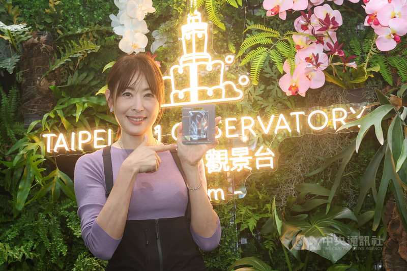 台北101於29日舉辦記者會推廣位於460公尺高的「Skyline 天際線460」高空體驗，台北101董事長賈永婕（圖）展示與台北捷運合作的一日暢遊套票。中央社記者吳家昇攝　115年1月29日