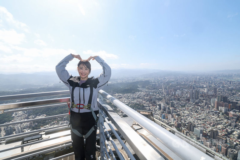 台北101於29日舉辦記者會推廣位於460公尺高的「Skyline 天際線460」高空體驗，台北101董事長賈永婕（圖）宣傳距離台北101塔尖最近的戶外觀景平台。中央社記者吳家昇攝　115年1月29日