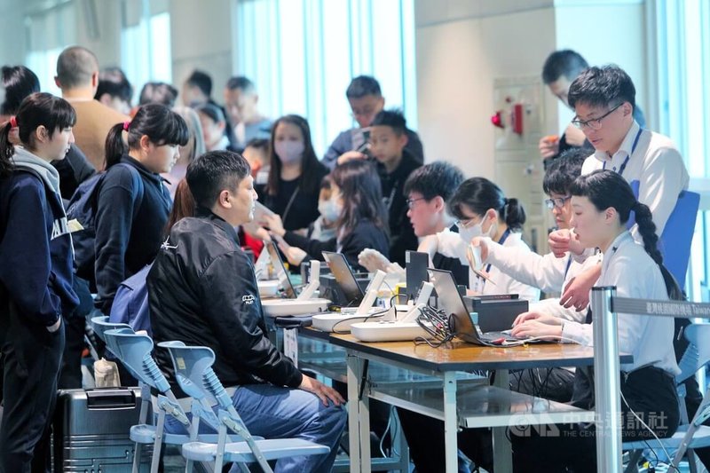 「台日機場入境事先確認」作業29日再度上路,華航、長榮、星宇及台灣虎航共15航線、預計122個航班參與,旅客都大讚很便民,航空公司表示,幾乎所有乘客都提前辦理。中央社記者吳睿騏桃園機場攝 115年1月29日