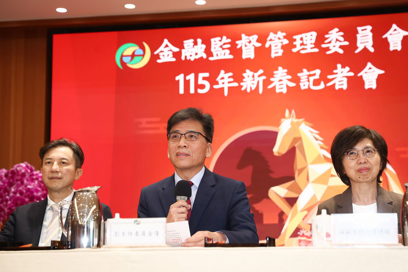 金管會29日下午舉行115年新春記者會，由主委彭金隆（中）率副主委莊琇媛（右）、陳彥良（左）出席，會中報告114年施政重點成果。中央社記者王騰毅攝　115年1月29日