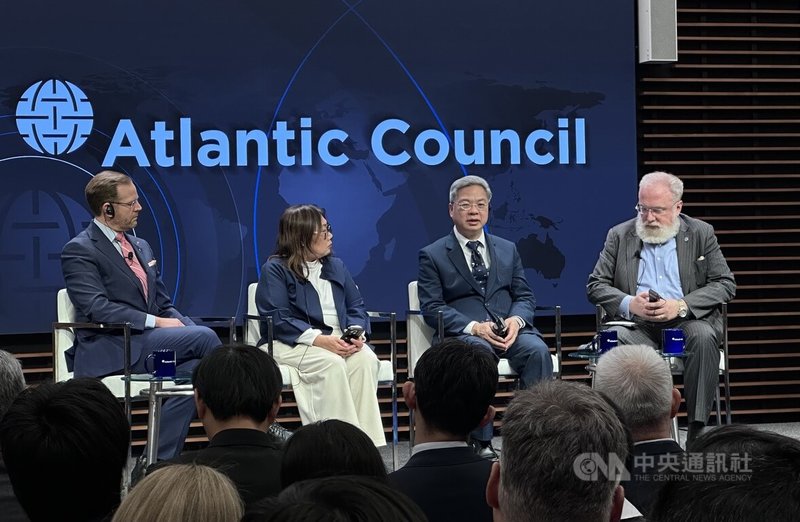 經濟部長龔明鑫（後排右2）28日出席華府智庫「大西洋理事會」座談，討論台美經濟合作。中央社記者侯姿瑩華盛頓攝 115年1月29日