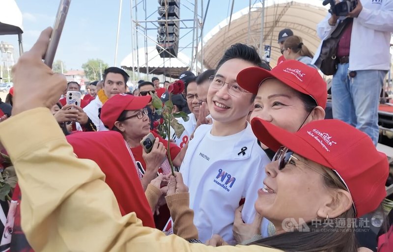 泰國為泰黨首席總理候選人尤德查南在北標府拉票時，受許多選民支持。圖為尤德查南和民眾自拍。中央社記者李宗憲北標府攝　115年1月29日