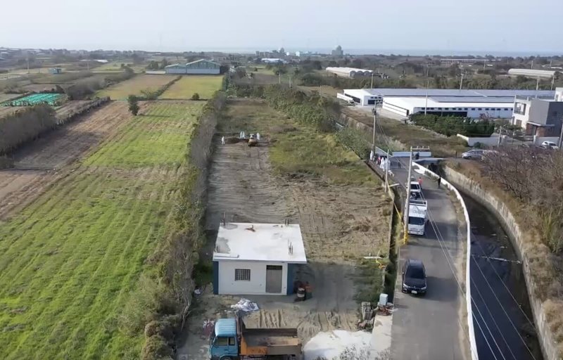 台中市豐原區豐康畜牧場隱匿禽流感疫情,還把逾千隻死雞埋在苗栗後龍一處私有農地,苗縣府農業處29日會同警方開挖取出大量雞屍,將對嚴姓地主重罰新台幣100萬元罰鍰並函送法辦。(民眾提供)中央社記者管瑞平傳真 115年1月29日