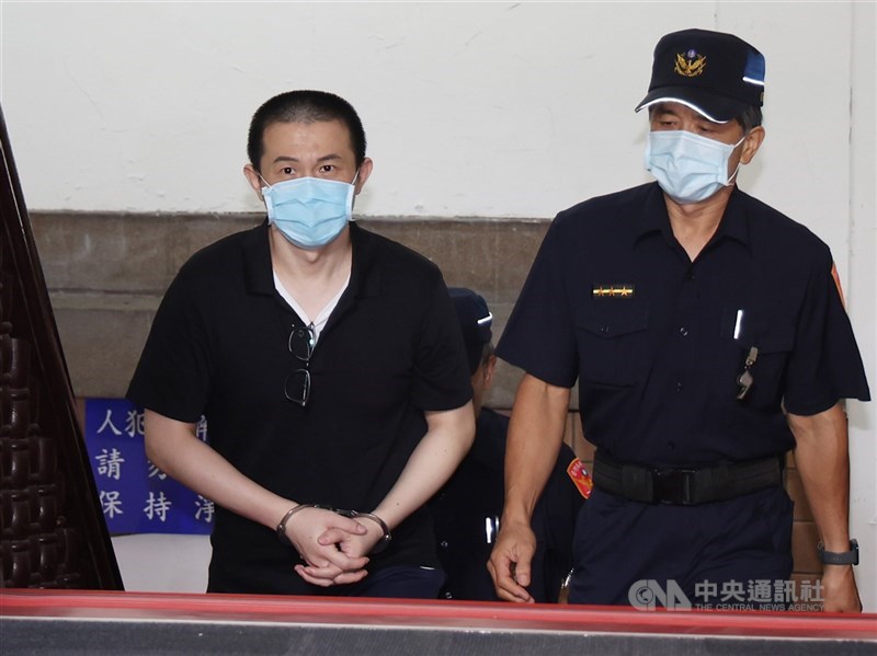 88會館負責人郭哲敏涉地下匯兌案，二審台灣高等法院法警戒護郭哲敏出庭。（中央社檔案照片）