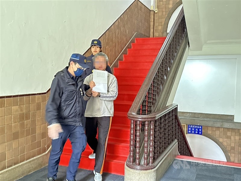 國小劉姓老師遭判刑4年6月定讞後，聲請再審而出庭。（中央社檔案照片）