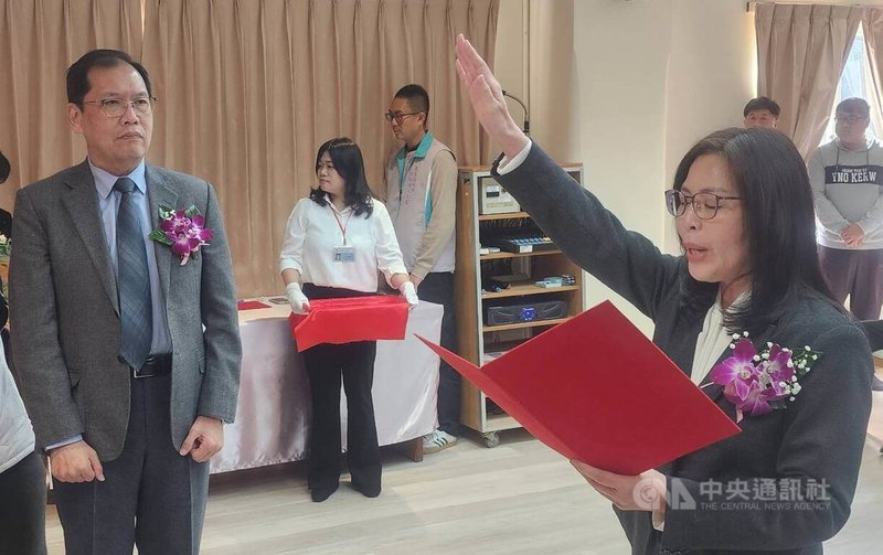 衛生福利部澎湖老人之家主任王語莉（右）29日布達履新，強調在地化照護與最有溫度的服務，盼能成為澎湖最安心的全齡守護據點。左為衛福部社會及家庭署署長周道君。中央社  115年1月29日