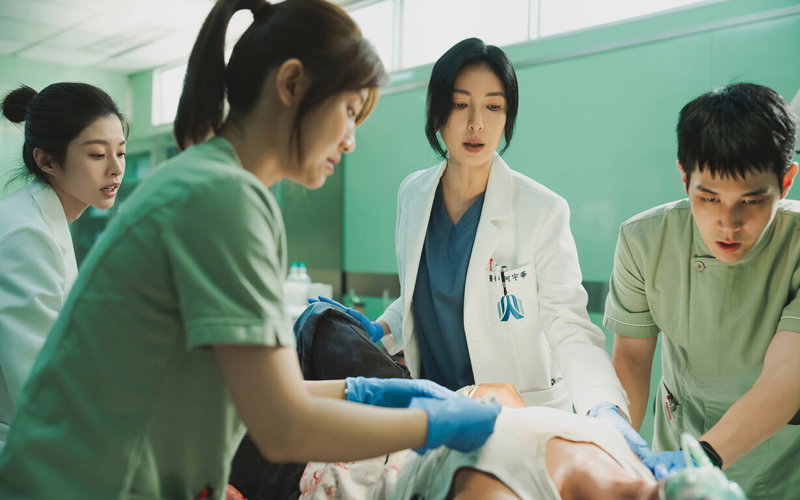 演員楊謹華(右2)參演台劇「急診室的奇蹟」,詮釋一名長期陷入醫療糾紛官司的醫師,盼透過戲劇點出許多大家習以為常、快速又便利的醫療,其背後都是醫護人員承擔風險換來的日常。(Netflix提供)中央社記者洪素津傳真 115年1月29日