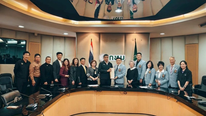 泰國台僑與台商27日拜會曼谷市長查察（右8），並針對泰國台商會的組織發展、台泰經貿合作及未來交流方向，進行深入介紹與意見交流，氣氛熱絡。（何素珍提供）中央社記者李宗憲曼谷傳真　115年1月29日