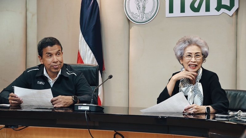 台泰國會議員友好協會顧問團長何素珍（右）長年擔任台泰交流搭橋的重要角色，她表示，曼谷市長查察（左）對台灣印象很好，也曾多次拜訪台灣，並希望與台灣在環保、交通等領域擴大交流。（何素珍提供）中央社記者李宗憲曼谷傳真　115年1月29日