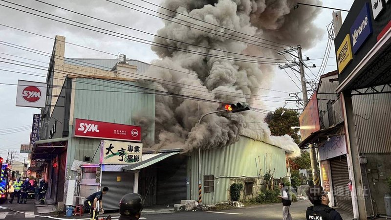 台中市太平區永豐路1處住宅29日上午發生火警，警消到場時已竄出火煙，並延燒隔壁機車行，經消防局撲滅火勢，火警疑因使用電暖器不慎釀災。（翻攝照片）中央社記者蘇木春傳真　115年1月29日