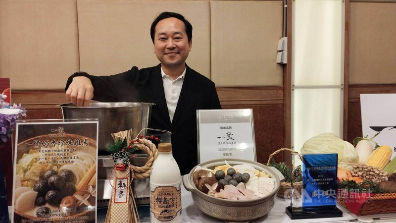 農業部29日舉辦「國產鮮乳暨產業共創」記者會，有串燒業者現場示範用國產鮮乳製作新品「奶香珍珠雞湯」，濃濃奶香味四溢。中央社記者汪淑芬攝　115年1月29日