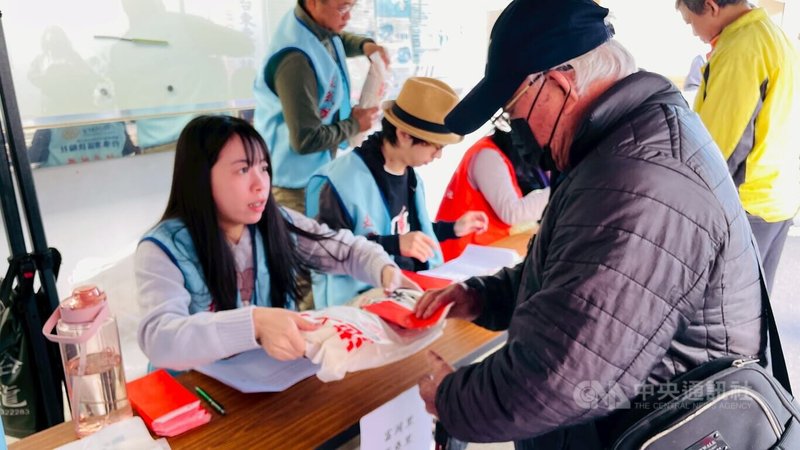台東楊姓便當業者自掏腰包發放給台東市公所列冊的每戶中低收入戶和街友新台幣2000元禮金和白米，發放金額逾65萬元，已連續發放12年。中央社記者盧太城台東攝　115年1月29日