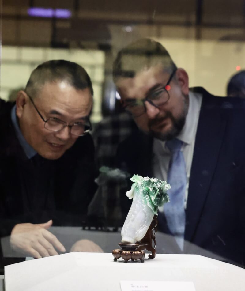 故宮人氣國寶「翠玉白菜」結束捷克展期重返台灣,故宮院長蕭宗煌(左)與捷克國家博物館總館長盧卡其(Michal Lukeš)(右)29日在記者會上一同欣賞回歸故宮北院的「翠玉白菜」。中央社記者王飛華攝 115年1月29日