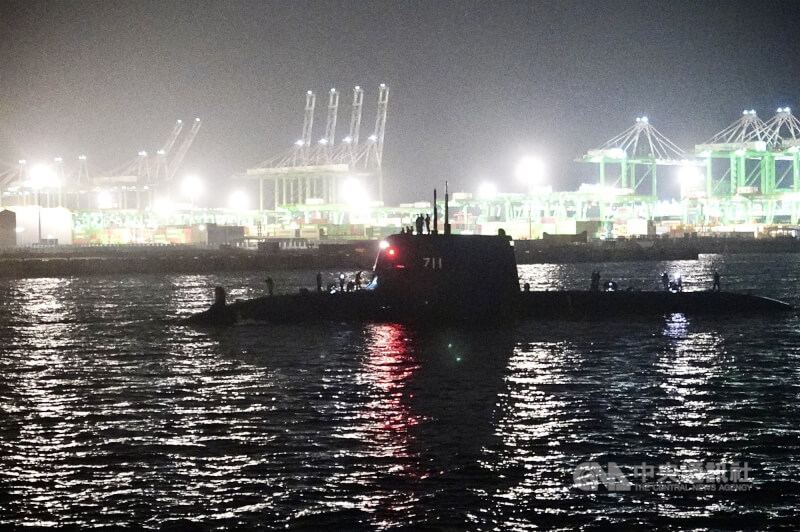 潛艦國造原型艦海鯤艦29日進行第一次潛航測試，吸引大批媒體、軍事迷關注，上午出海後至晚間天色全黑才返回高雄港區。中央社記者董俊志攝　115年1月29日
