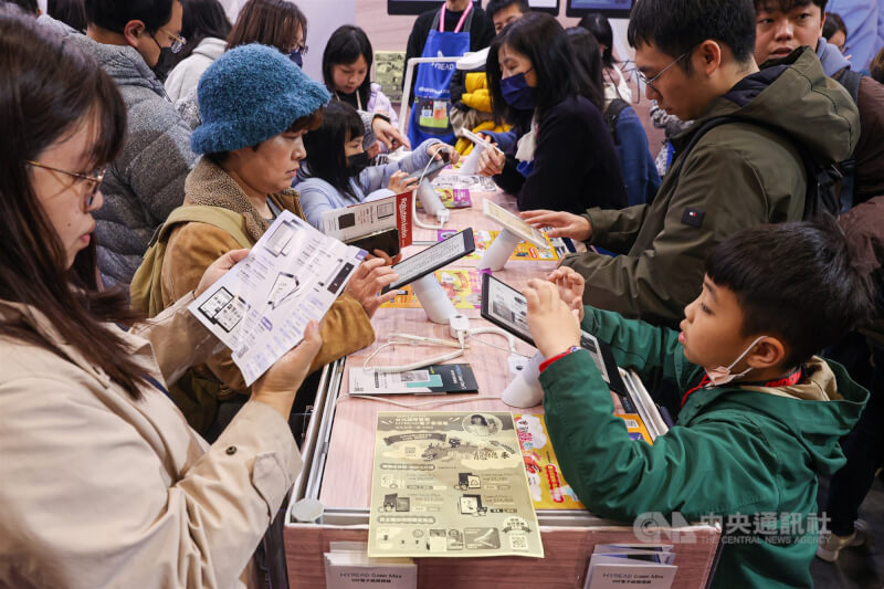 圖為2024台北國際書展多家電子書廠商設攤展示閱讀器，吸引民眾駐足試用。（中央社檔案照片）