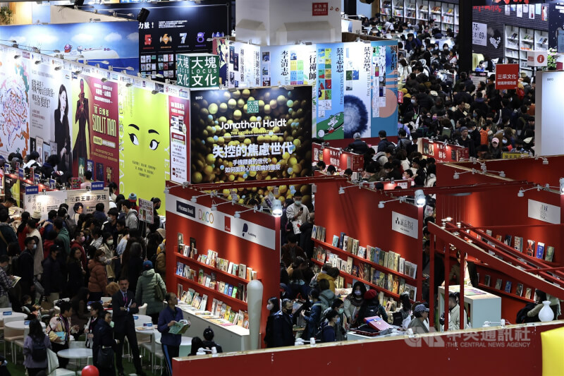 第34屆台北國際書展今年將於2月3日開幕，展期至8日共計6天，中央社整理國際書展票價、時間與活動行事曆帶你一次了解。圖為2025台北國際書展參觀人潮。（中央社檔案照片）