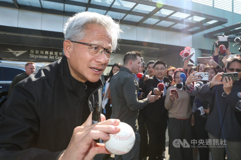 輝達執行長黃仁勳（前左）29日抵達台灣，此行預計參加輝達台灣尾牙。圖為黃仁勳親切地為現場守候的粉絲簽名。中央社記者吳家昇攝　115年1月29日