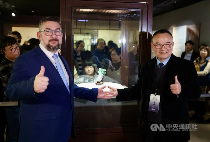 故宮博物院29日舉辦「翠玉白菜歸國媒體見面會」，院長蕭宗煌（前右）與捷克國家博物館總館長盧卡其（Michal Lukeš）（前左）出席，共同宣布國寶文物「翠玉白菜」重返北院崗位。中央社記者王飛華攝　115年1月29日
