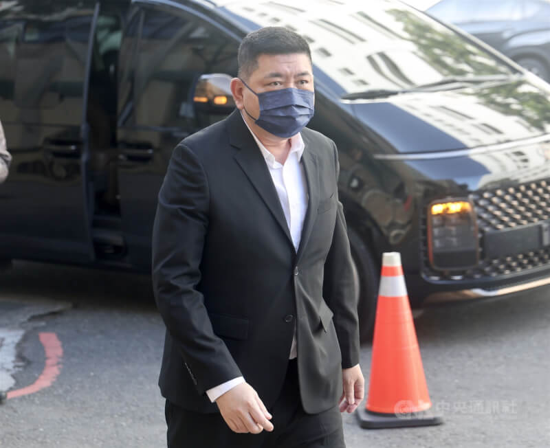 台灣高等法院29日審理藝人NONO（陳宣裕）被控妨害性自主案，陳宣裕身穿西裝、戴口罩出庭。中央社記者張皓安攝　115年1月29日