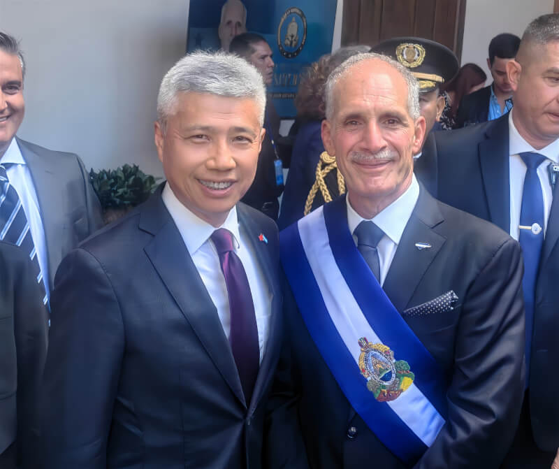 宏都拉斯新任總統阿斯夫拉（前右）就職，中國駐宏國大使于波（前左）出席儀式並發布合照。（圖取自中國駐宏都拉斯大使館網頁hn.china-embassy.gov.cn）