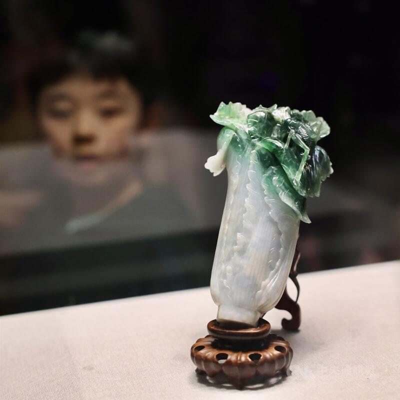遠赴捷克展出的故宮人氣國寶「翠玉白菜」結束展期順利歸返台灣,故宮29日舉辦「翠玉白菜歸國見面會」,正式宣布翠玉白菜「回家了」,也吸引遊客爭睹。中央社記者王飛華攝 115年1月29日