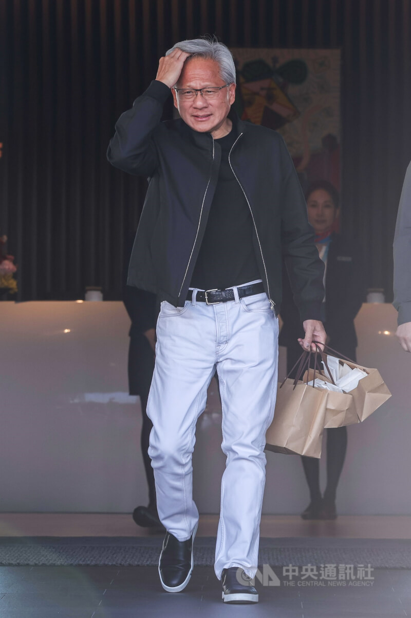 輝達執行長黃仁勳（圖）29日下午抵達台灣，身穿黑色夾克步出商務中心大門，並表示要先去剪頭髮。中央社記者吳家昇攝　115年1月29日