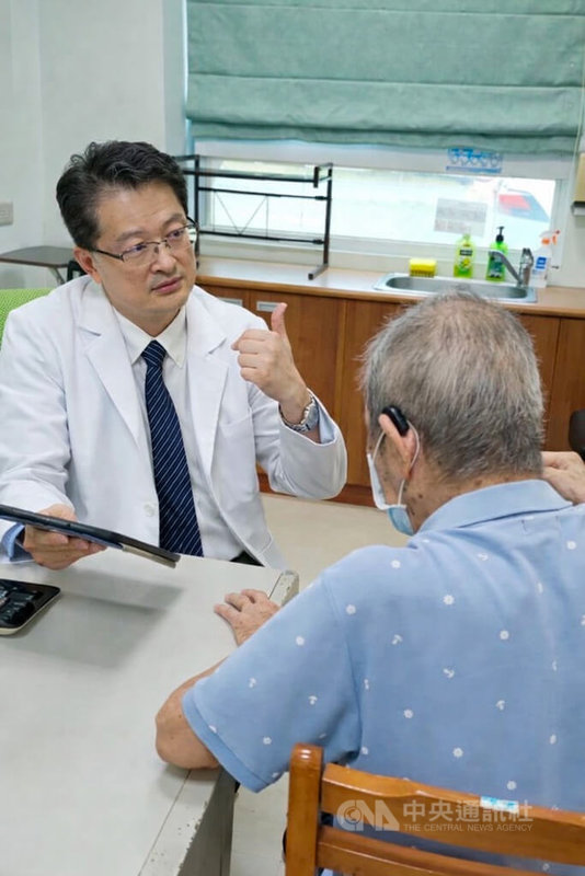 台北榮民總醫院成立「遠距醫療暨雲端照護中心」，與800床規模的板橋榮家合作，並由中心主任張世霖（左）領軍義診，為榮民進行心血管健康篩檢。中央社記者曾以寧攝　115年1月29日