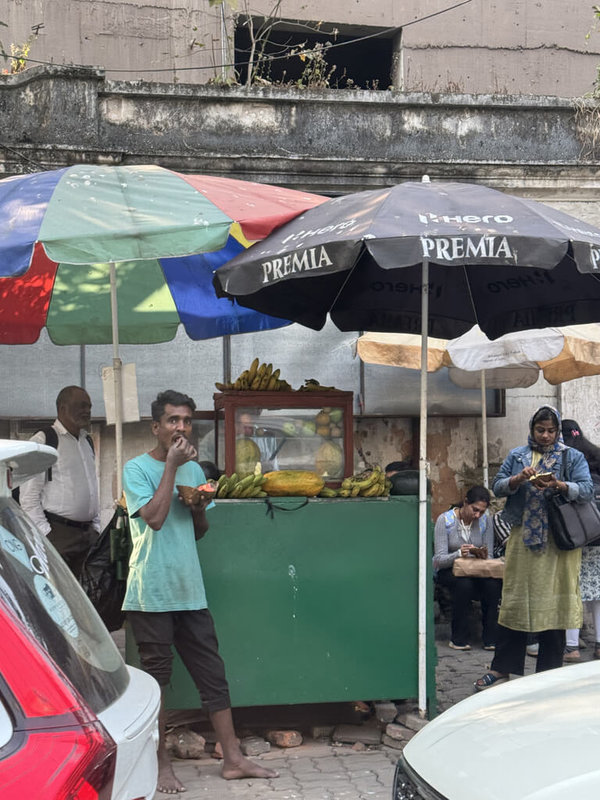 人類若吃到受污染水果，恐染致命的立百病毒（Nipah Virus），但印度疫區西孟加拉（West Bengal）首府加爾各答（Kolkata）的民眾，仍在街邊選購並直接食用水果。（民眾提供）中央社記者李晉緯新德里傳真　115年1月29日