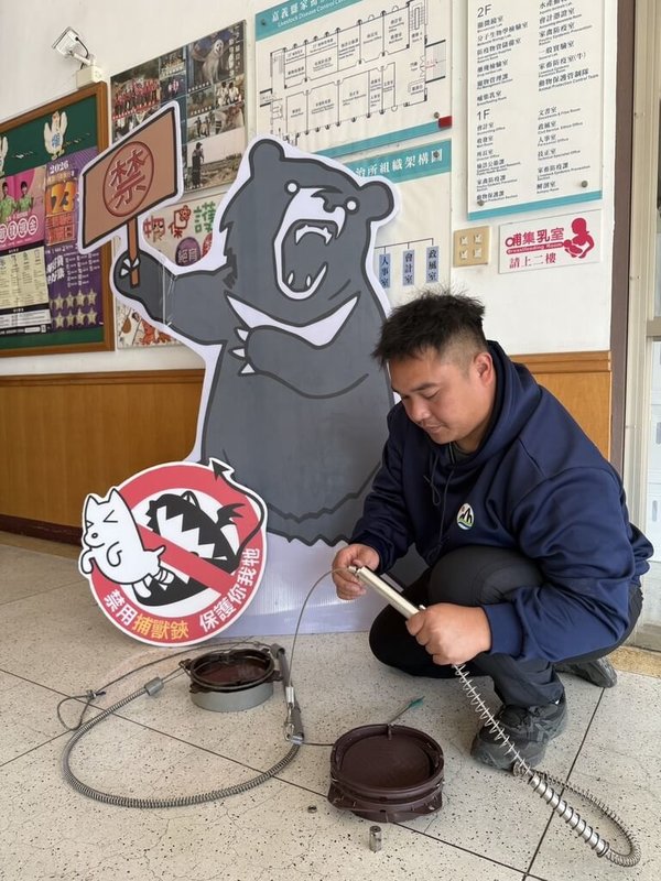 嘉義縣家畜疾病防治所近日接獲民雄鄉民眾通報犬隻救援，發現犬隻受困於新型雙彈簧山豬吊，該裝置殺傷力驚人、幾乎無法掙脫，可能危及民眾安全，家畜所已鎖定非法設置人士積極查辦。（嘉義縣家畜所提供）中央社記者蔡智明傳真　115年1月29日