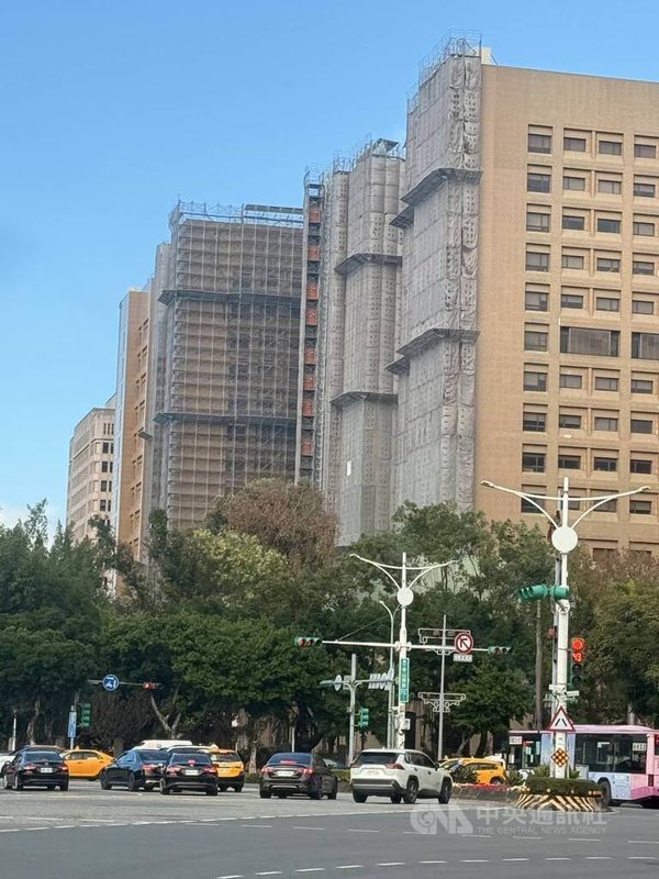 位於台北市中山南路的台大醫學院大樓施工外牆29日發生火警，消防局獲報立即派員到場，不過現場人員已自行撲滅，無人待援。（翻攝照片）中央社記者黃麗芸傳真　115年1月29日