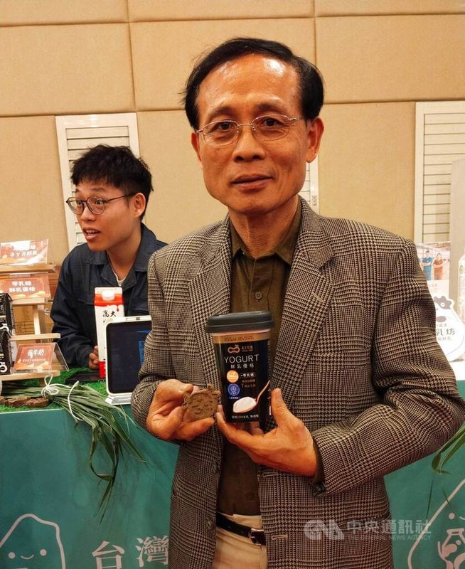 農業部29日舉辦「國產鮮乳暨產業共創」記者會，屏東高大牧場也北上參展，牧場負責人陳東杰（前）現場展示外觀像餅乾的牛糞製天然蚊香以及零乳糖鮮乳優格。中央社記者汪淑芬攝　115年1月29日