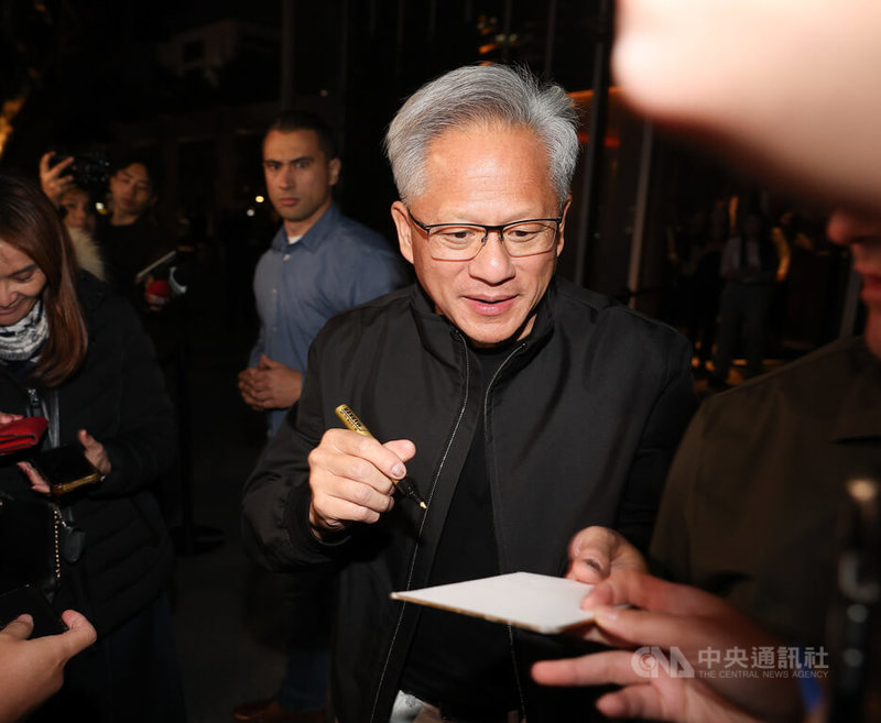 輝達執行長黃仁勳（右）29日晚間在台北市松山區餐廳與台積電創辦人張忠謀共進晚餐，步出餐廳時不改親民形象，停下腳步為現場守候民眾簽名留念。中央社記者謝佳璋攝　115年1月29日