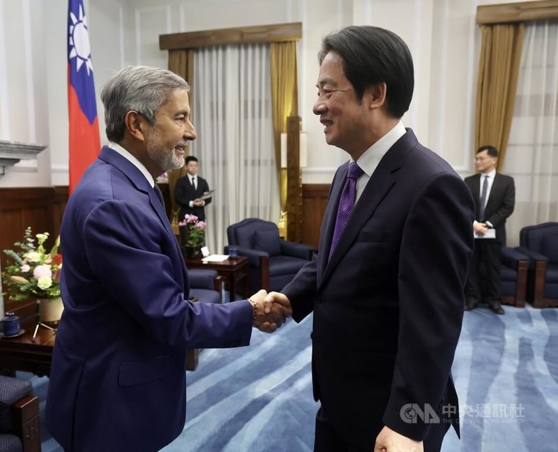 總統賴清德（前右）29日下午在總統府接見美光科技總裁暨執行長梅羅特拉（Sanjay Mehrotra）（前左），感謝美光將台灣置於全球擴產計畫中的關鍵環節。中央社記者張皓安攝　115年1月29日