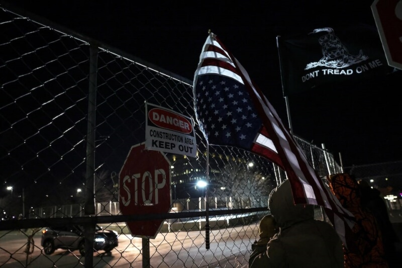 美國明尼蘇達州明尼阿波利斯市示威者高喊口號，抗議聯邦移民執法人員。（路透社）