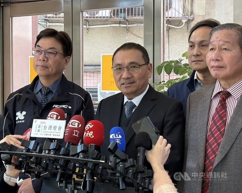 新北市長侯友宜昔日競選連任總部地點被民進黨新北市長參選人蘇巧慧搶先租走。侯友宜（左2）29日受訪時回應，市民看重參選人提出的政策願景及治理能力，總部在哪其實沒那麼重要。中央社記者曹亞沿攝　115年1月29日