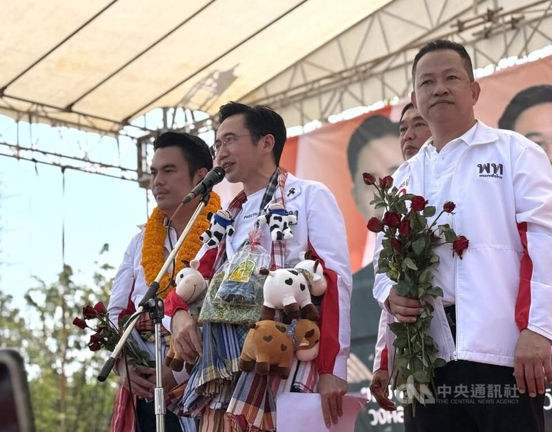 泰國為泰黨首席總理候選人尤德查南在北標府出席造勢活動，他在台上向選民宣傳為泰黨的政見，呼籲民眾票投為泰黨。中央社記者李宗憲北標府攝　115年1月29日