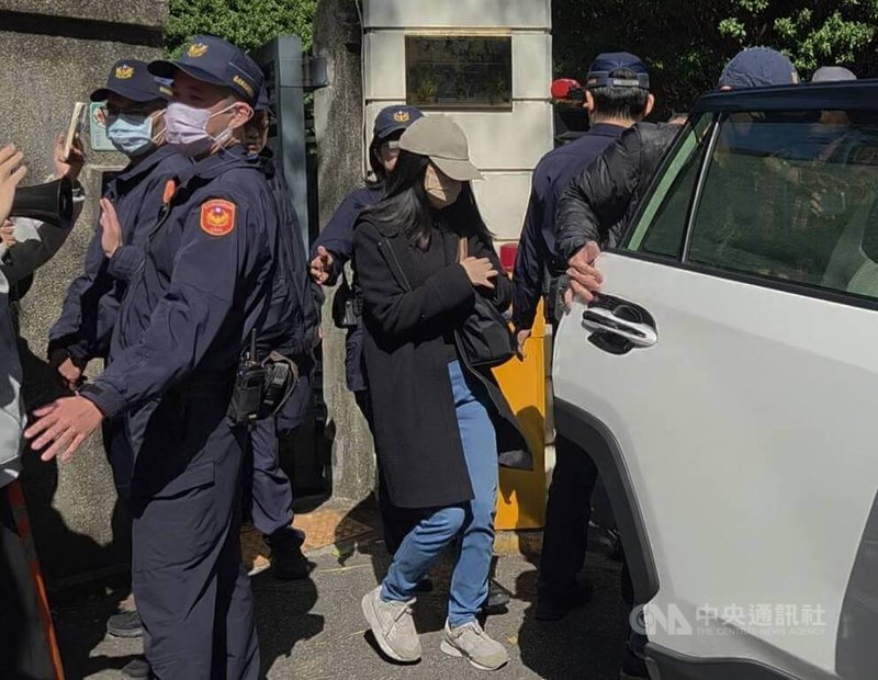 男童「剴剴」遭虐死案各界關注，台北地方法院29日開庭審理兒福聯盟陳姓社工（中）涉過失致死案，陳姓社工結束庭訊後快步搭車離去。中央社記者謝君臨攝　115年1月29日