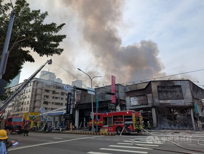 台中市北屯區有多處店面30日上午發生火警，消防局獲報到場搶救，因火勢猛烈延燒，共有8戶受波及，火場因鄰近加油站，情況一度危急。中央社記者蘇木春攝　115年1月30日