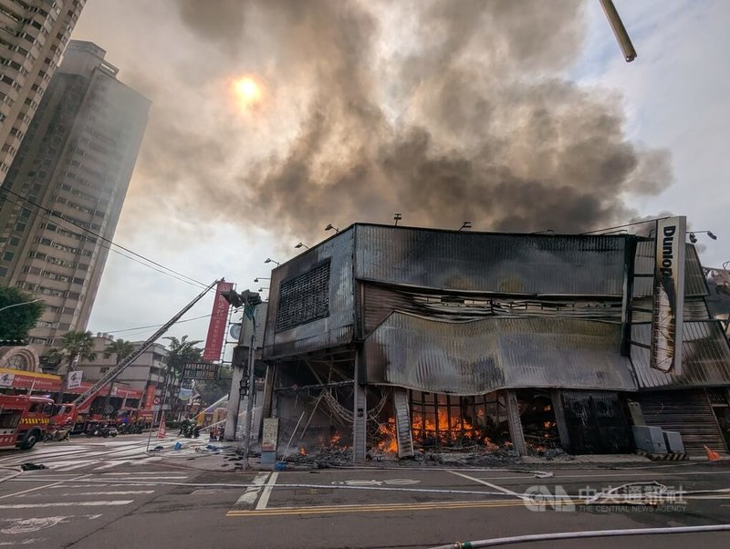 台中市北屯區有多處店面30日上午發生火警，消防局獲報到場時現場已全面燃燒，由於大部分屬鐵皮構造，且堆放大量可燃物，因此輻射回饋效應造成火勢猛烈。中央社記者蘇木春攝　115年1月30日