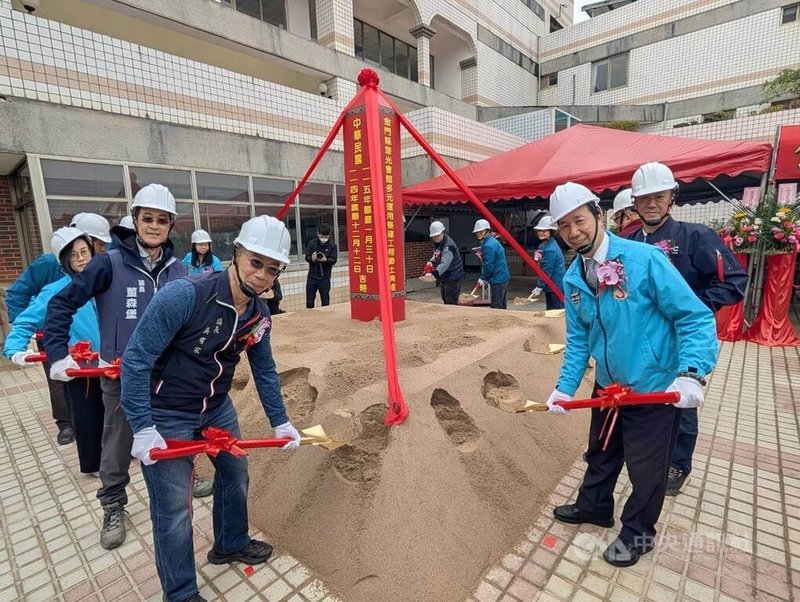 金門縣警光會館多元運用整建工程30日動土，規劃將原警光會館轉型為結合托育、長照及家庭教育等公共服務場域，並兼顧警政勤務使用；金門縣長陳福海（前右）、金沙鎮長吳有家（前左）出席執鏟。中央社記者吳玟嶸攝　115年1月30日