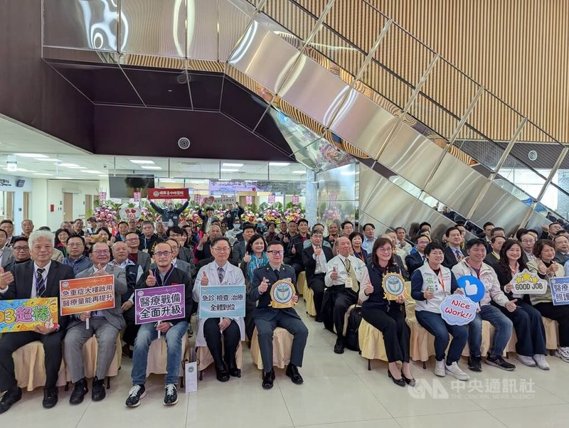 國軍台中總醫院30日舉行急重症大樓落成啟用典禮，包含院長施宇隆（前左5）、台中市衛生局副局長邱惠慈（前右5）及多名民代等人出席見證。中央社記者蘇木春攝　115年1月30日