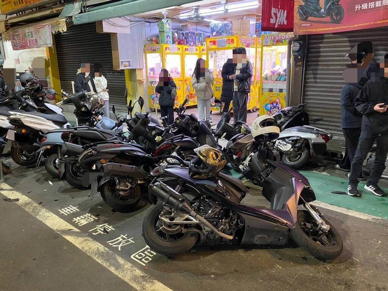 台中沙鹿區北勢東路段29日晚間發生事故，一輛自小客車撞上前方機車後，導致機車再撞路旁停放7輛機車，機車應聲如骨牌倒下。（民眾提供）中央社記者趙麗妍傳真　115年1月30日