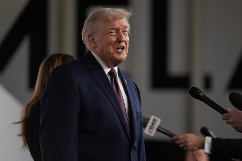 美國總統川普29日出席關於妻子梅蘭妮亞（Melania）的紀錄片首映會，回應有關伊朗的議題。（美聯社）